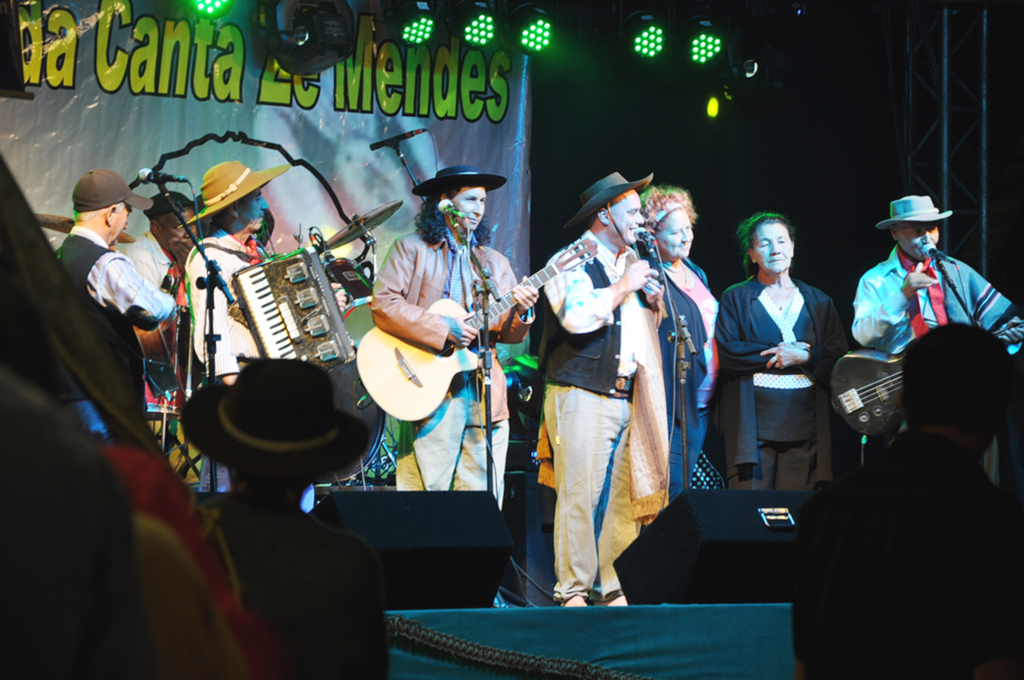 Milhares de pessoas prestigiam o Festival Esmeralda Canta Zé Mendes