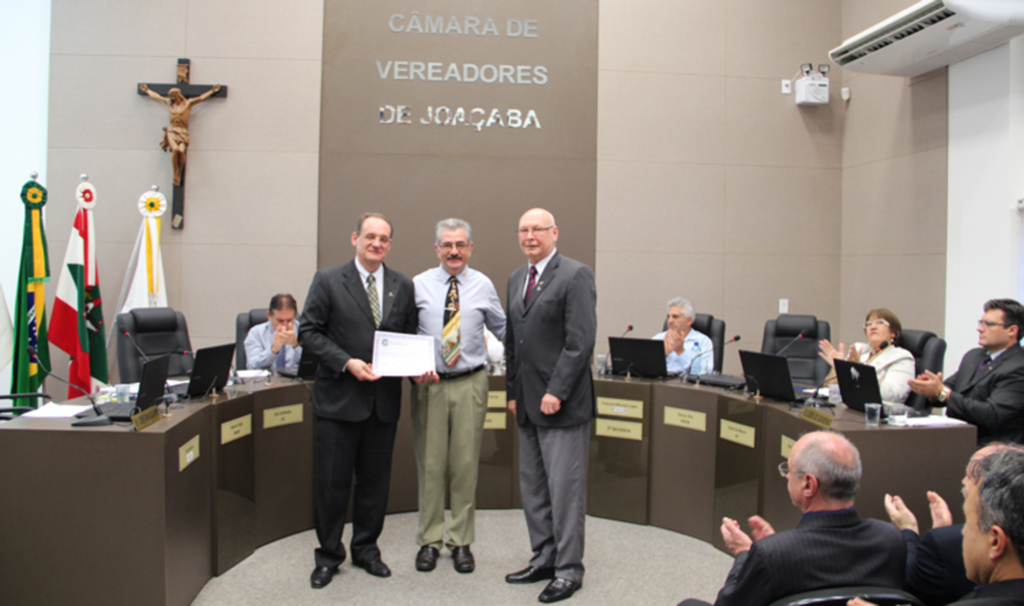  - Alciomar Marin e Aristides Cimadon recebem do presidente da Câmara de Vereadores de Joaçaba homenagem pelos 70 anos do hospital