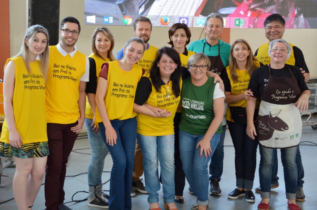  - Integrantes da diretoria do Programa Viver e a presidente da Fundação Aury Luiz Bodanese, Isabel Cristina Machado