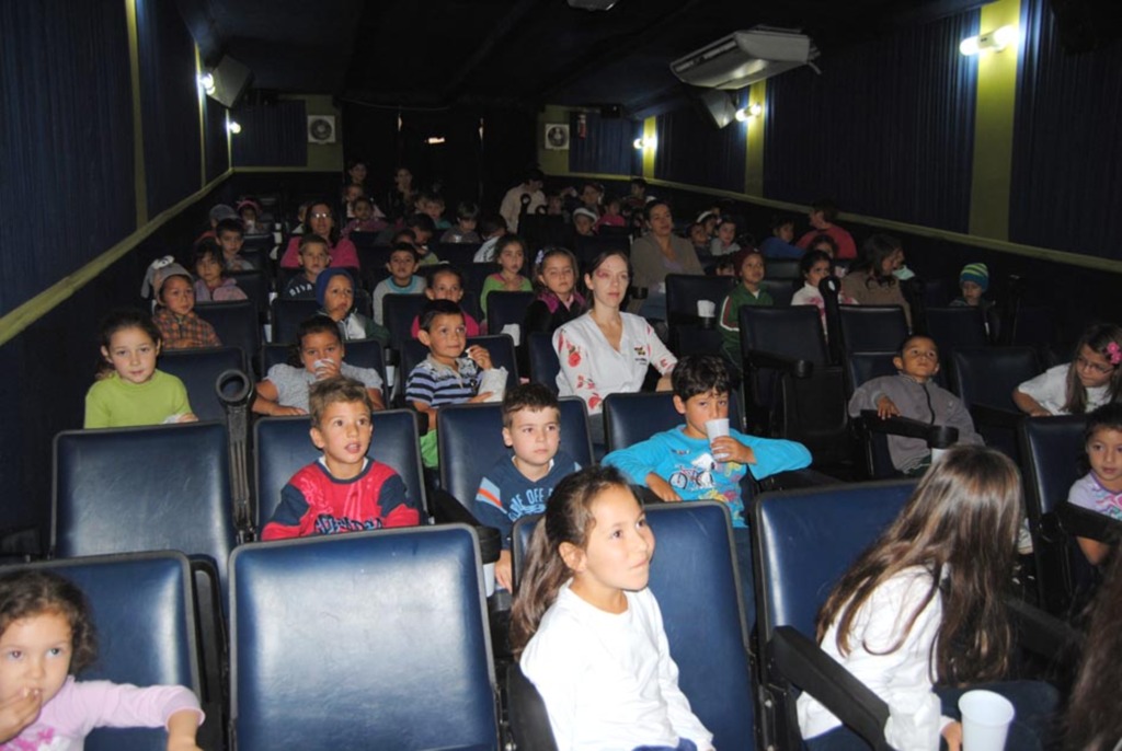 Cinema itinerante percorre a Região dos Lagos