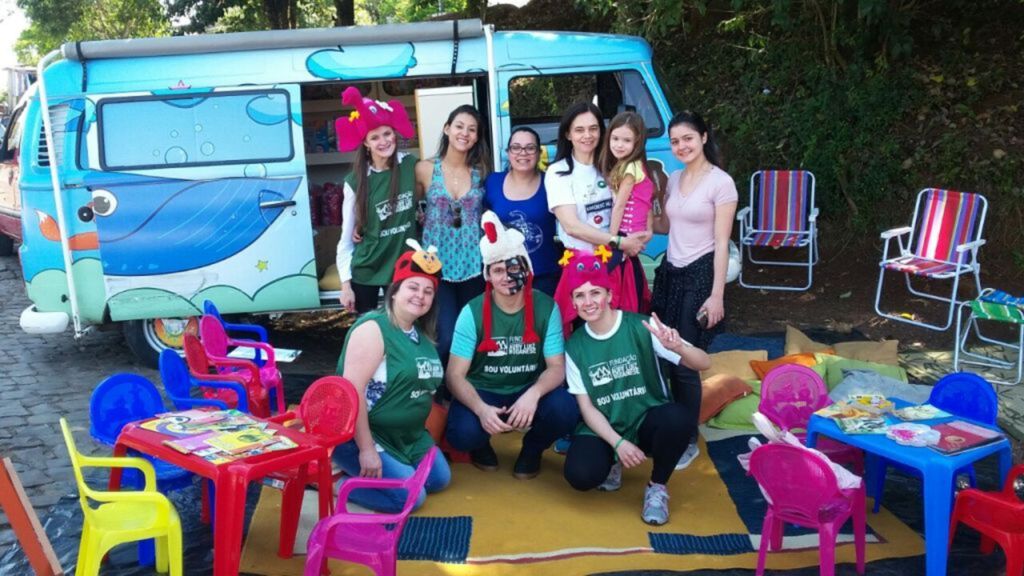  - Parte da equipe de voluntários da Aurora Alimentos no espaço para contação de histórias durante a Ação Cooperada em Herval do Oeste