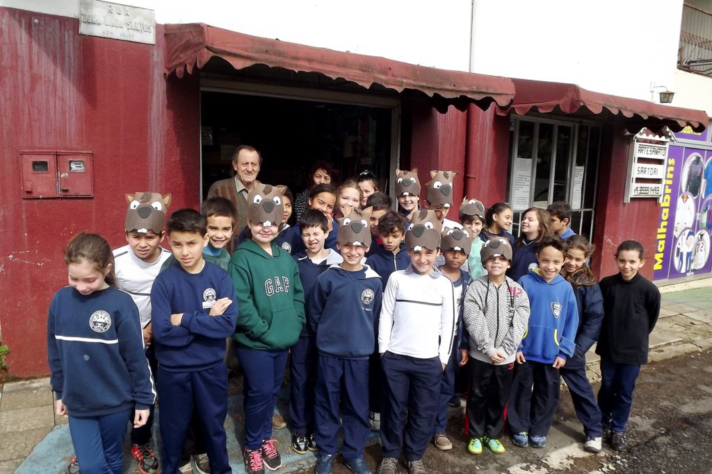 Alunos e professora em visita ao Artesanato Sartori