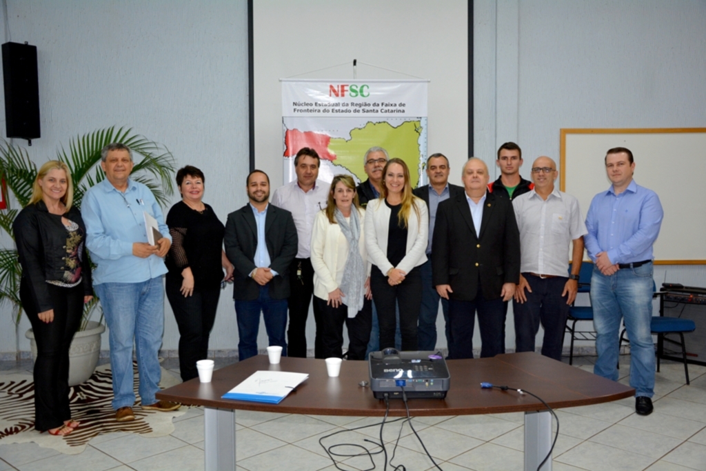  - Representantes do Governo do Estado, do Ministério da Integração Nacional, do Sebrae/SC, da Secretarias do Estado do Planejamento, da Udesc, entre outras entidades envolvidas no desenvolvimento da Rota do Leite.