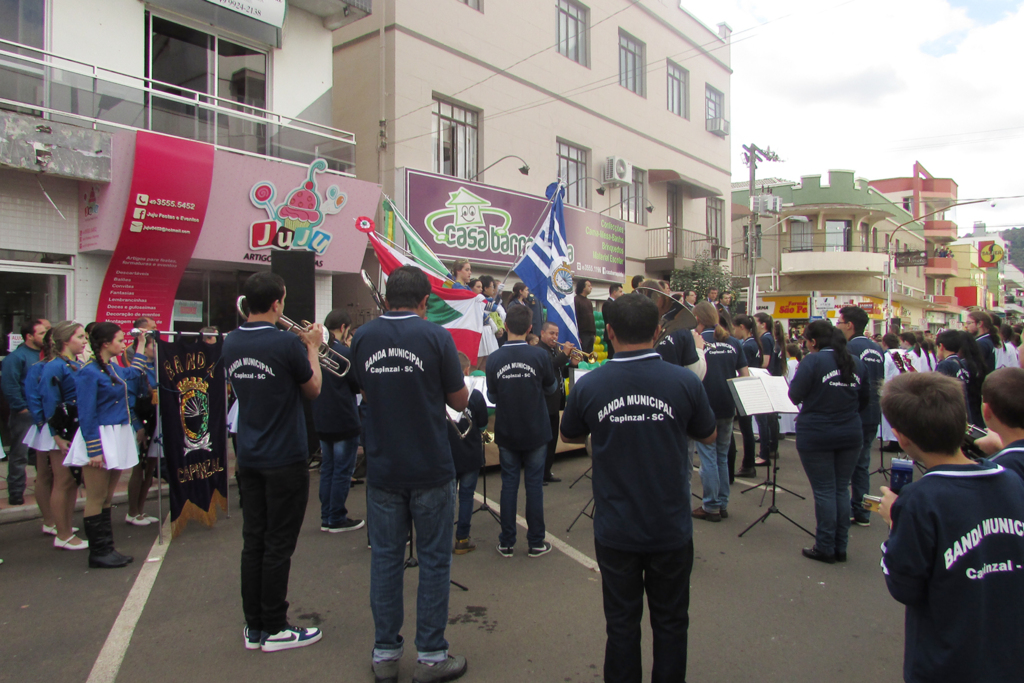 CAPINZAL REÚNE MILHARES DE PESSOAS EM DESFILE DE 7 DE SETEMBRO