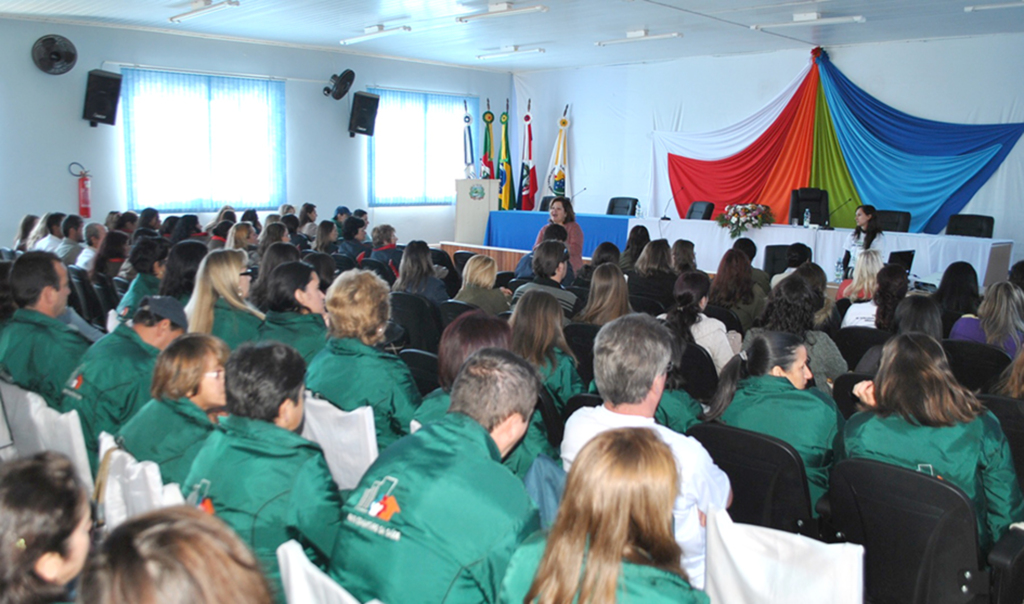 Enercan faz entrega de itens da Campanha do Agasalho 2012