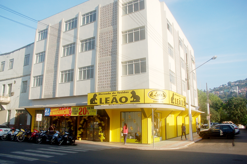 MERCADO DE TECIDOS LEÃO: o rei dos preços baixos
