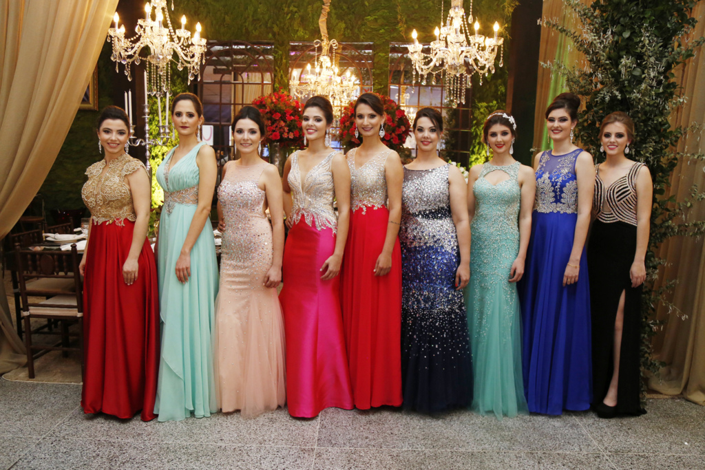 Noiva Linda encanta público com desfile na II ExpoFestas e Eventos