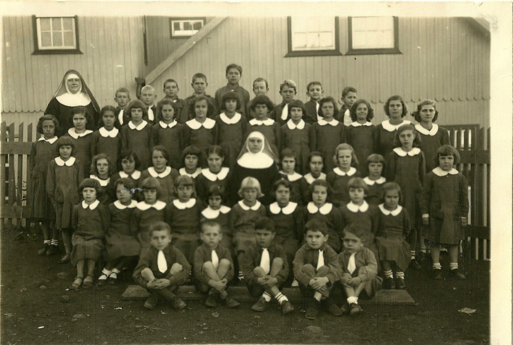  - Alunos do Colégio Mater Dolorum, junto com a Irmã Diretora e a professora no meio dos educandos.