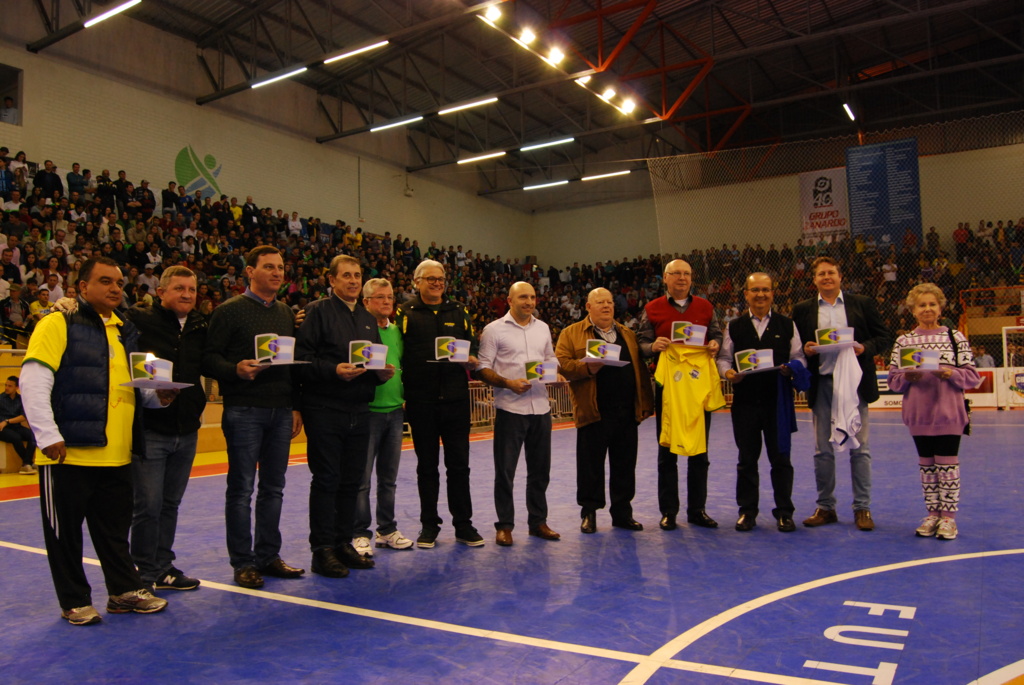  - Reitor da Unoesc, Aristides Cimadon (E), presidente da CBFS, Marcos Madeira (C) e deputado federal Jorginho Mello (D)