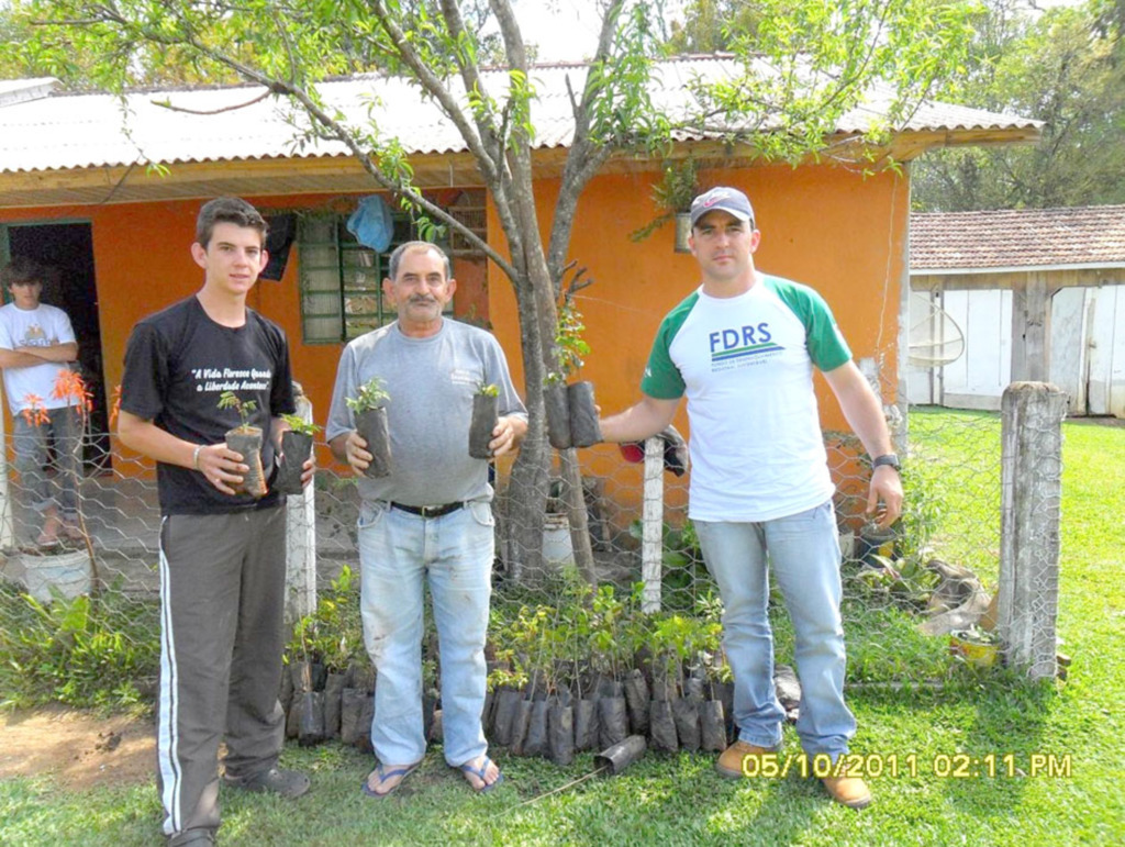 Enercan entrega 600 mudas a grupo de Apicultura do FDRS