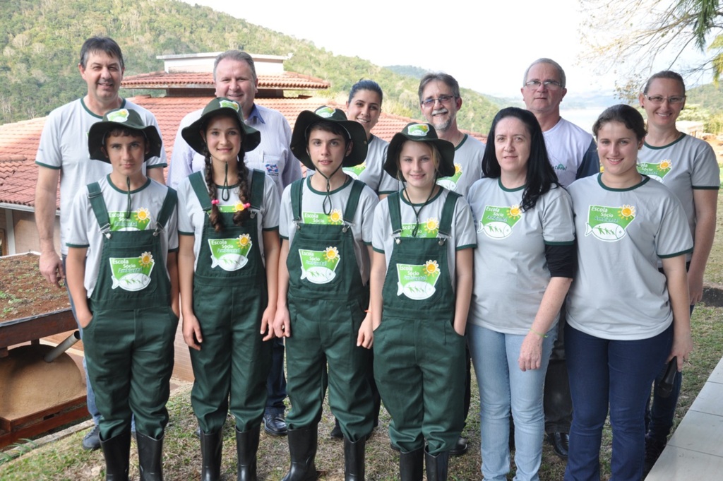 Alunos da Escola Socioambiental de Piratuba (SC) recebem uniformes