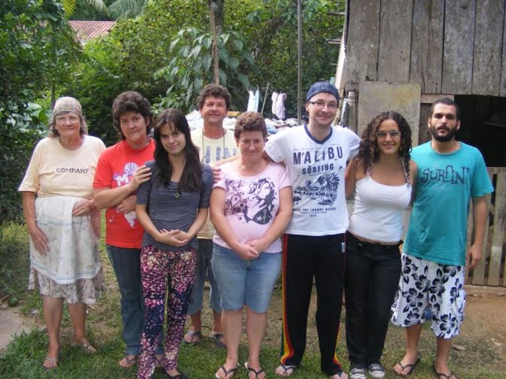  - Agricultora com os filhos e alguns netos.