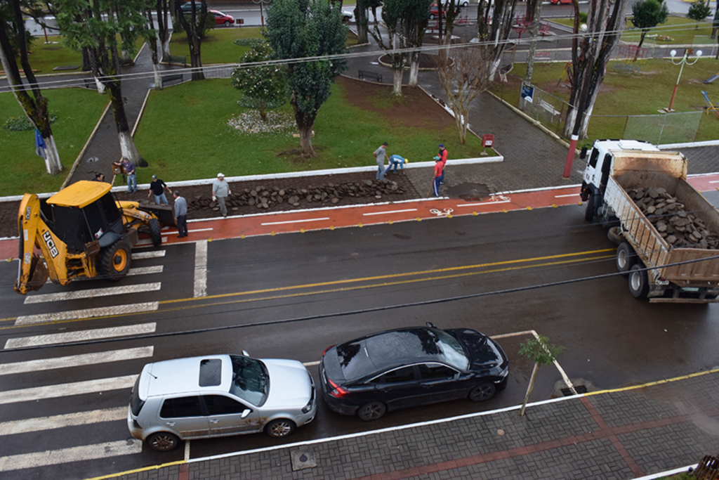 Iniciam as obras de revitalização da Praça Central de Abdon Batista