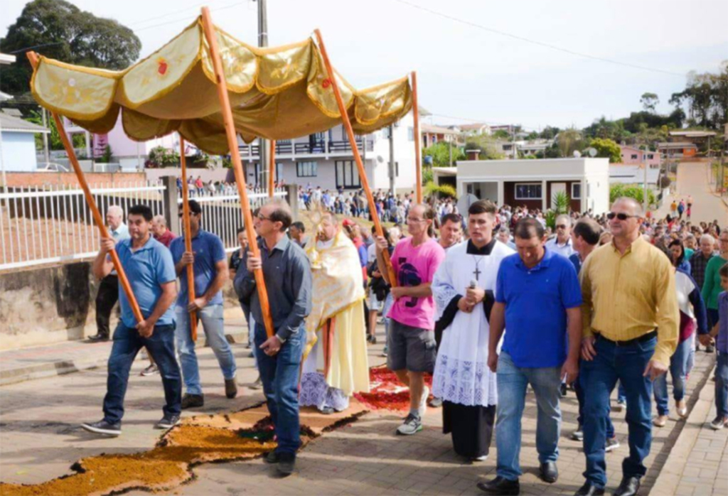 Fiéis celso-ramenses  dedicados à celebração de Corpus Christi