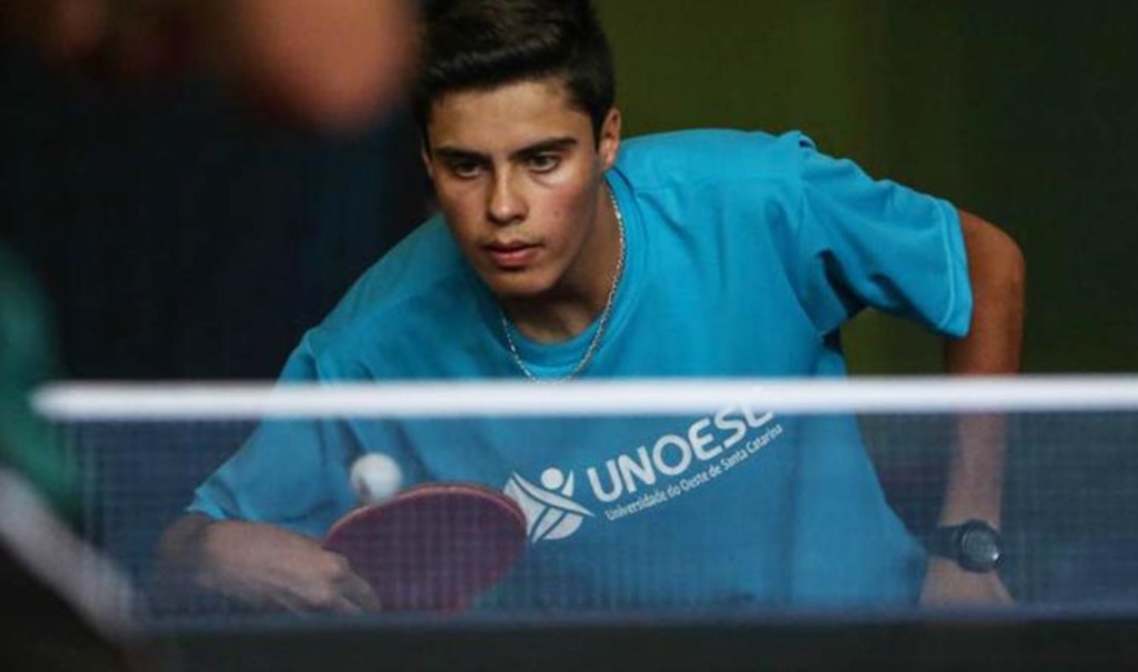  - Atleta do tênis de mesa da Unoesc