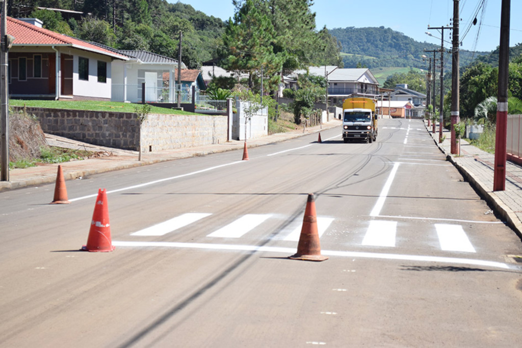 Prefeitura reforça  pinturas de sinalização e  faixas de pedestres