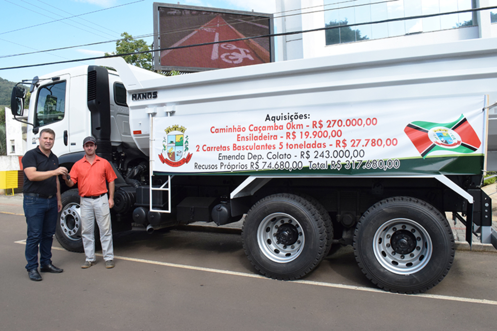 Administração Municipal entrega caminhão caçamba 0 km