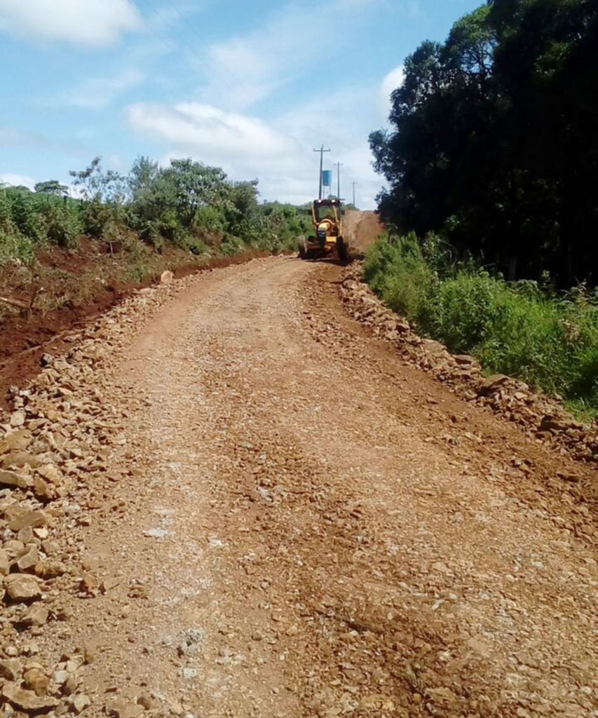 Estradas do interior de  Pinhal estão passando  por melhorias