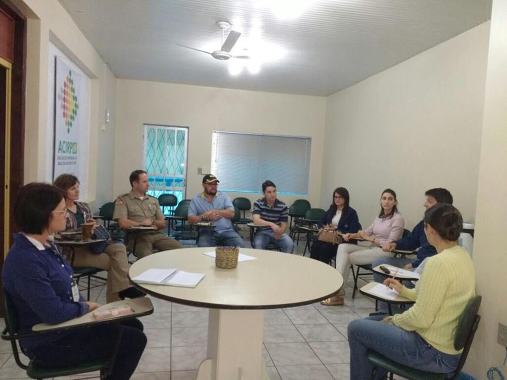  - Participam do encontro os representantes da CDL, ACIRP e AMPECO e o Tenente Cleverson Garcez, comandante da Companhia da Polícia Militar de Capinzal.
