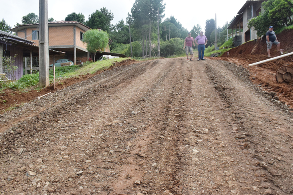 Prefeito em exercício acompanha início de  obra de calçamento