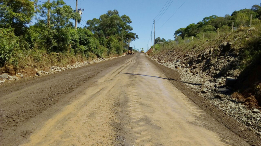 Secretaria de Obras prepara estrada para  pavimentação asfáltica