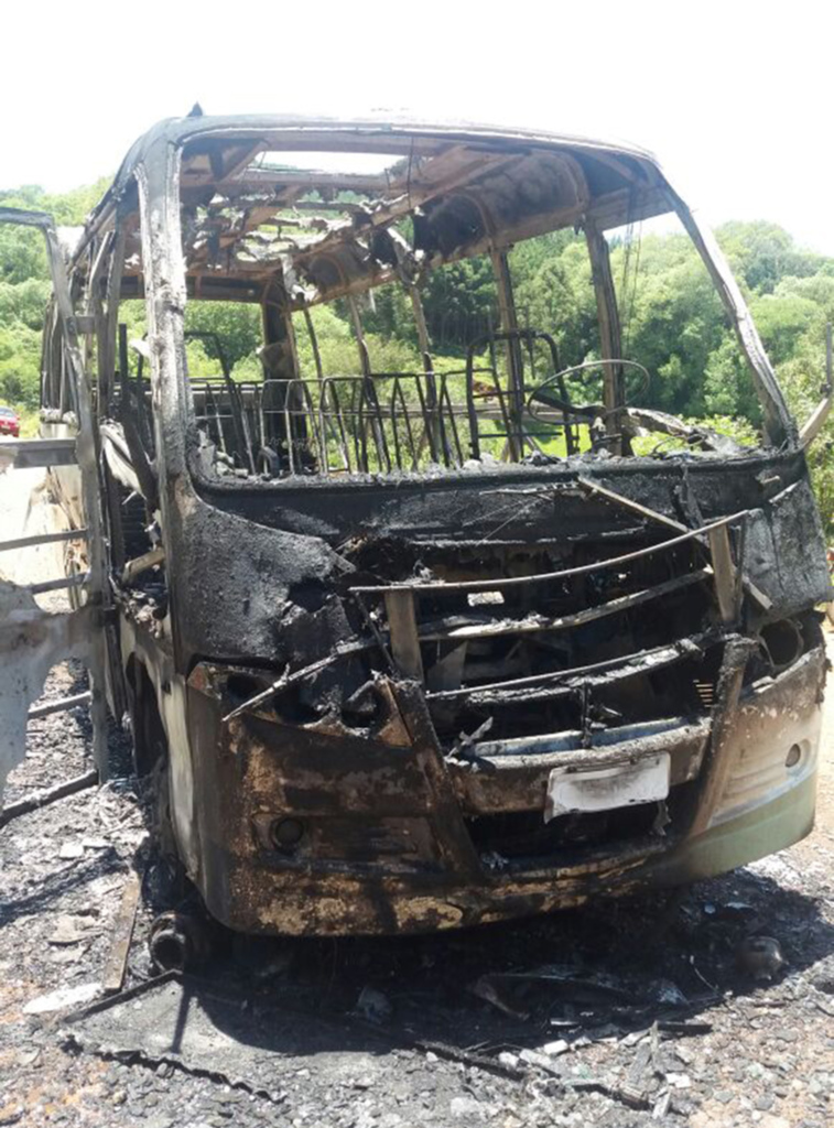 Micro-ônibus da Prefeitura de Anita é consumido pelas chamas