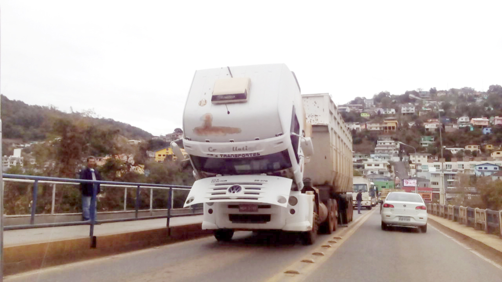 Caminhão basculante estraga em cima da ponte