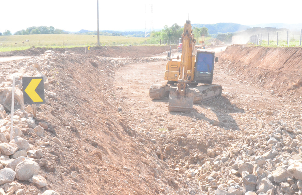 Obra da SC-390 reduz o ritmo, mas segue dentro do cronograma