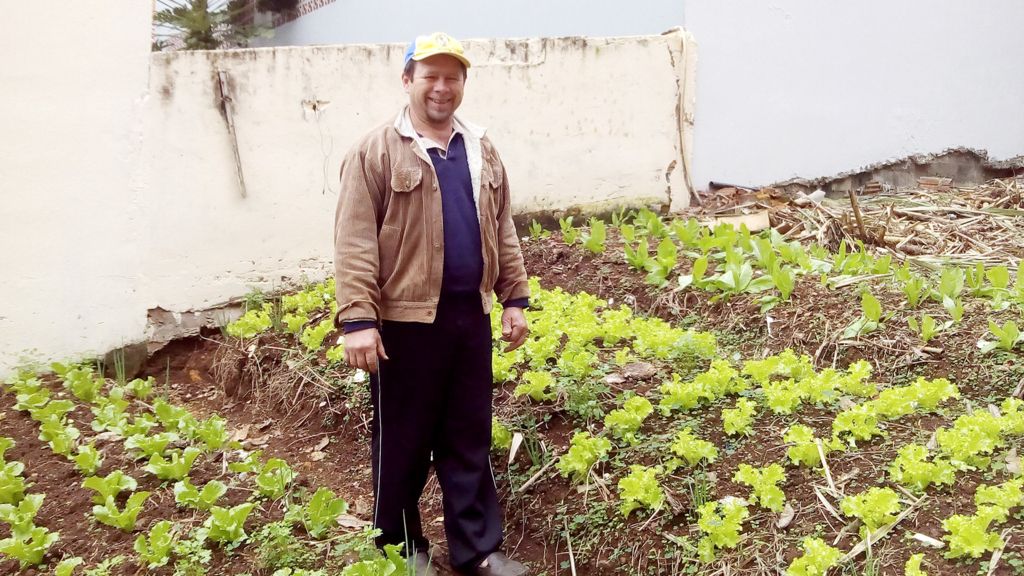 Cidadão cultiva horta no 'coração' de Capinzal