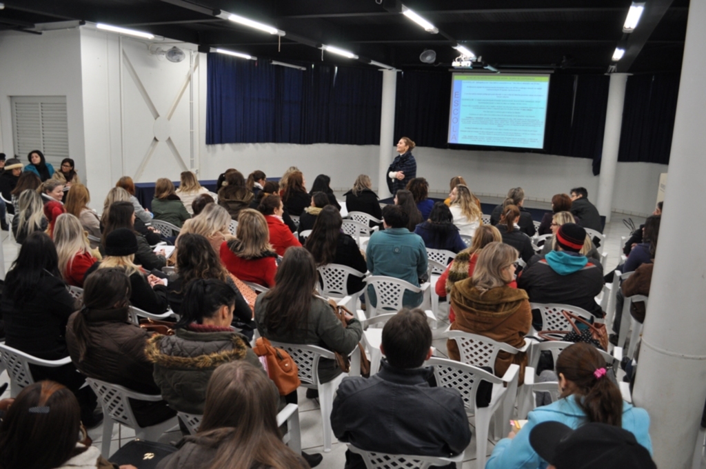  - Participaram da reunião  representantes de entidades ligadas às questões educacionais dos municípios da região da AMOSC.