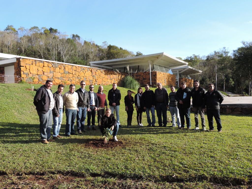 Dia do meio ambiente é marcado por plantio de árvore no Parque Teixeira Soares