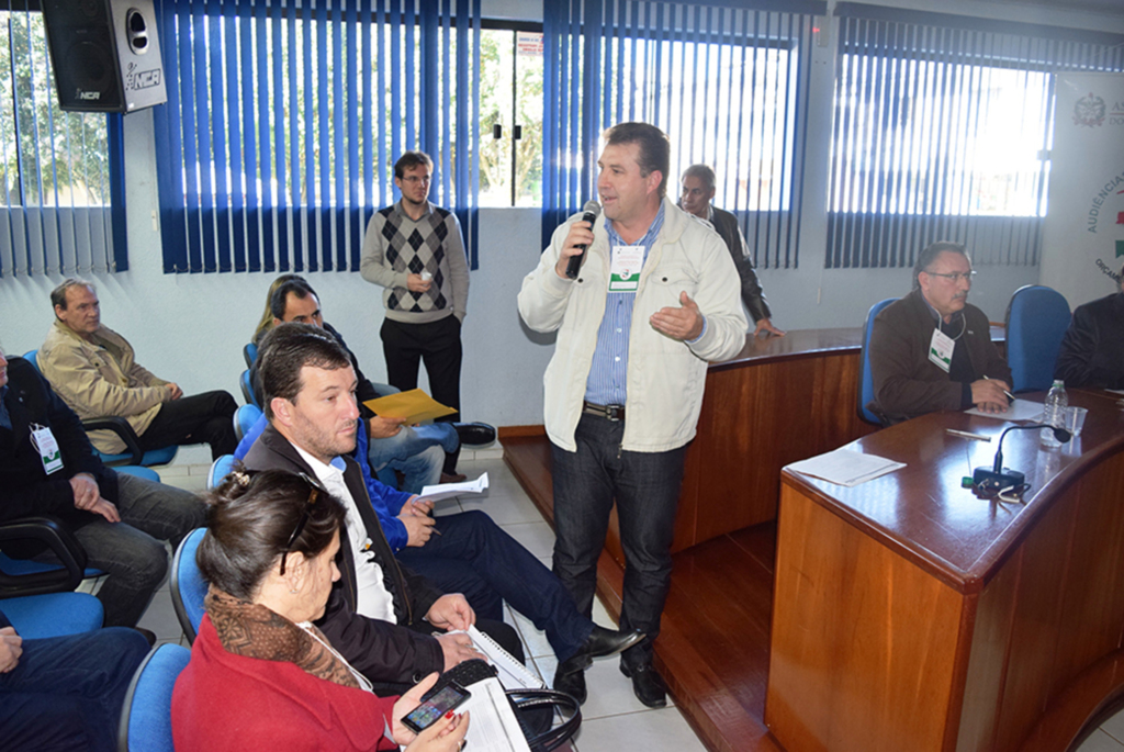 Prefeito responde a  questionamentos de agricultores