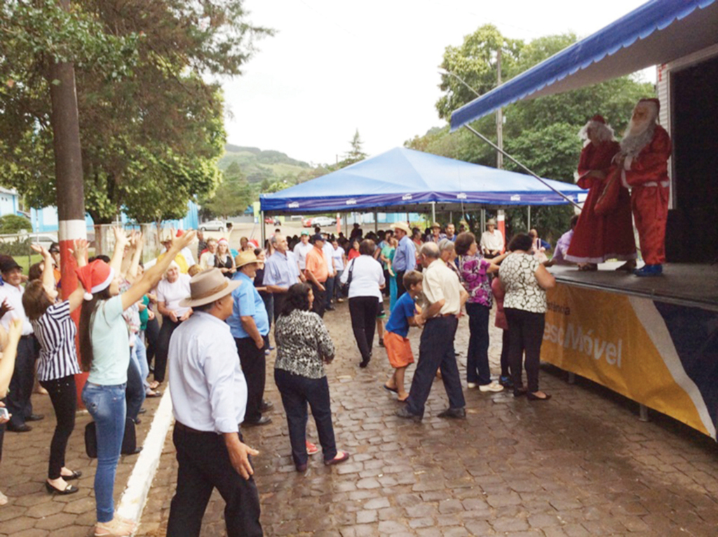 Caminhão do SESC Móvel divertiu adultos e  crianças em Abdon Batista