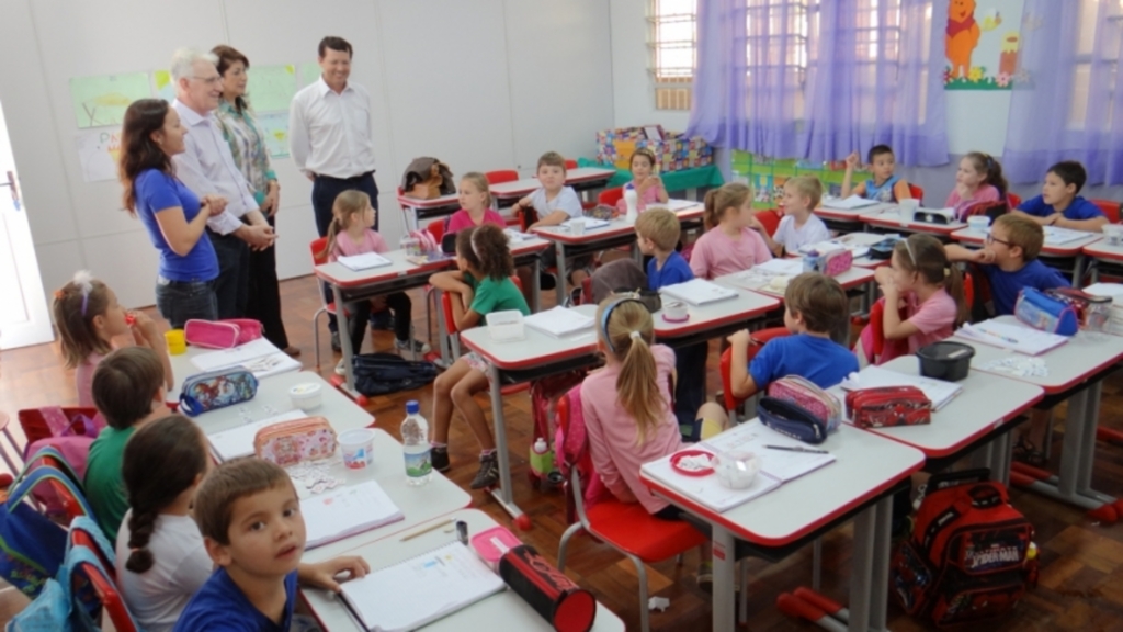 Educandários Municipais recebem novas carteiras escolares