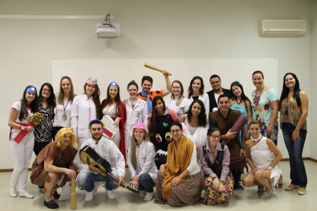  - Turma vestiu fantasias e utilizou da música e do teatro para ensinar e encantar os pacientes do HUST