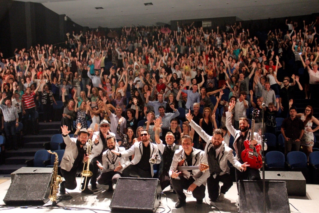  - Os oito integrantes da banda agitaram a plateia com grandes clássicos da música nacional e internacional