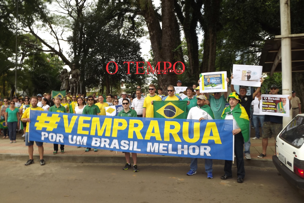 Apesar de poucos manifestantes, o Movimento 'Vem Pra Rua' é realizado em Capinzal e Ouro