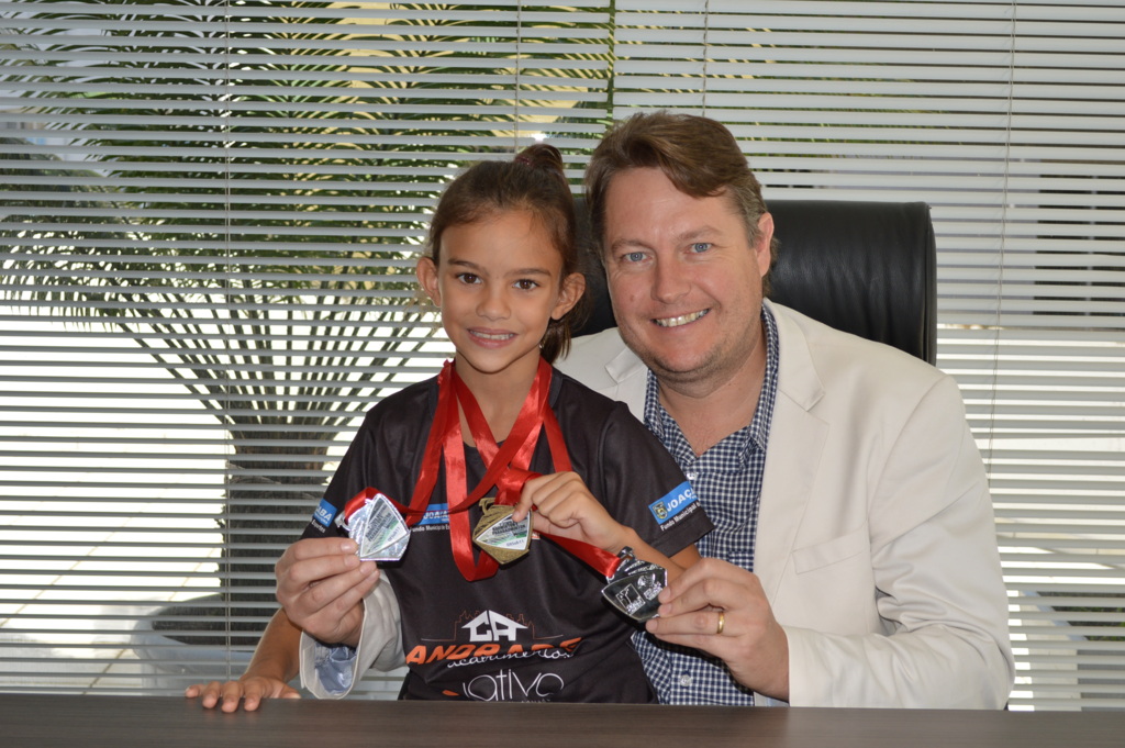 Prefeito recebe a atleta campeã do badminton, Letícia Andres