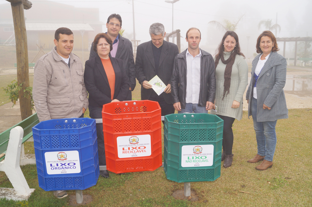 Lixeiras são colocadas em pontos estratégicos do município