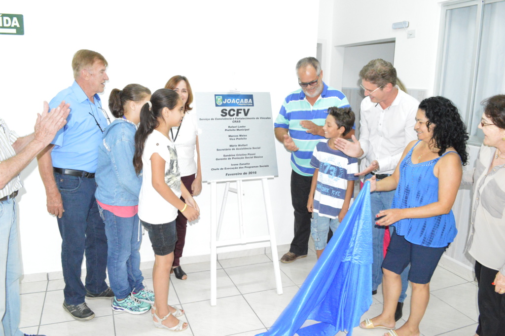  - Descerramento da placa contou com a participação de crianças da comunidade.
