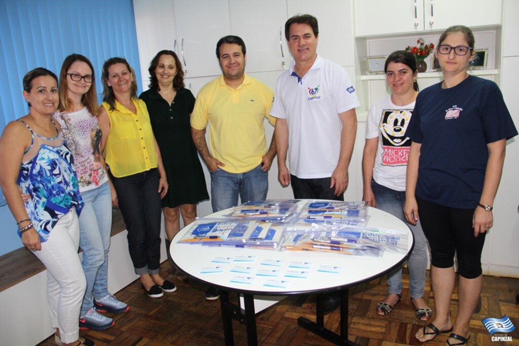 PROFESSORES DA REDE MUNICIPAL RECEBEM 'KIT DO PROFESSOR'