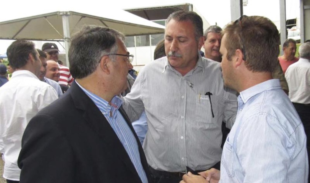  - Diretor da Unoesc Campos Novos (D) em conversa com o governador Raimundo Colombo (E) e o prefeito de Campos Novos Nelson Cruz (C)