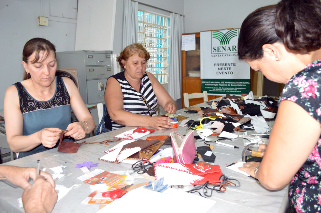 Casa da Cultura e SENAR oferecem oficina de artesanato em couro