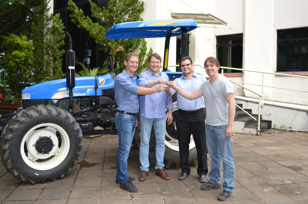 Agricultores de Joaçaba são beneficiados com trator novo