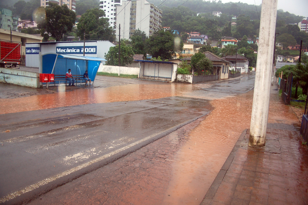 Capinzal volta a registrar enxurrada, devido a infraestrutura pública inadequada para escoar as água