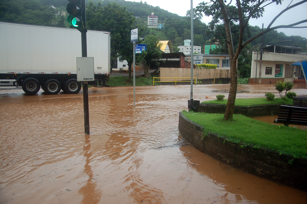 Capinzal volta a registrar enxurrada, devido a infraestrutura pública inadequada para escoar as água