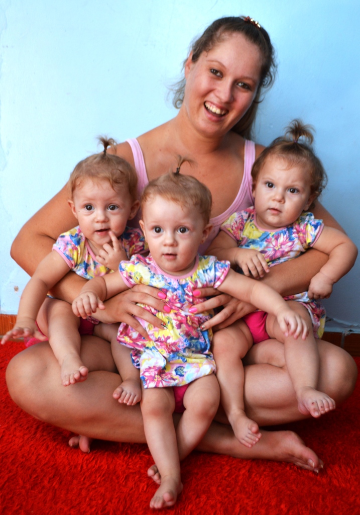  - Francieli e as trigêmeas Sophia, Bianca e Nikoly