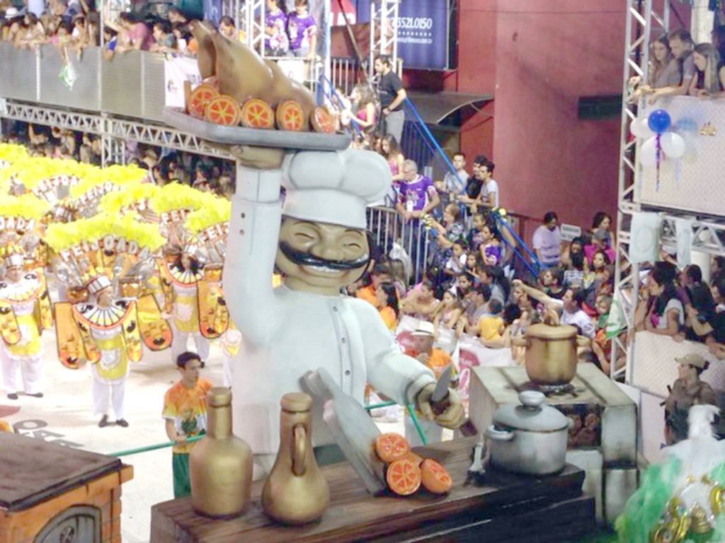 (Foto: Lucas Neves/RBS TV) - Escola de samba Aliança fechou o desfile deste domingo em Joaçaba