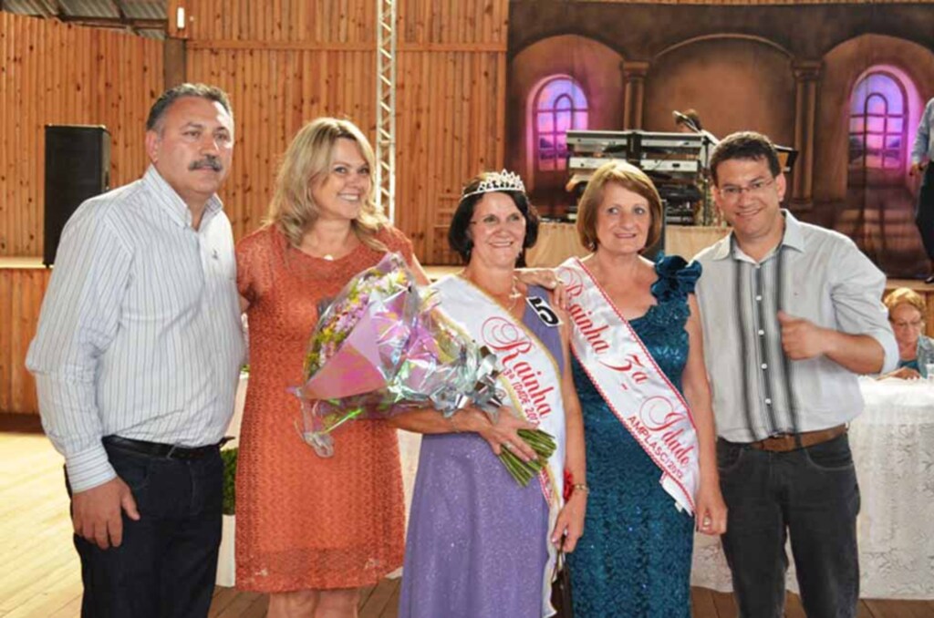 Comitiva abdonense acompanhou desfile para escolha da Rainha Regional da 3ª Idade