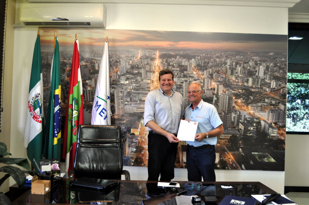  - Josias Mascarello entrega reivindicações da ACIC ao prefeito Luciano Buligon - Crédito ? Mauri Oliveira.